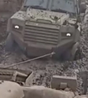 Украинские пограничники показали эвакуацию раненого военного из Бахмута — видео