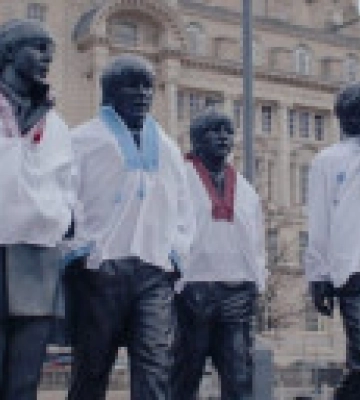 Евровидение-2023: в Ливерпуле памятник The Beatles одели в украинские вышиванки