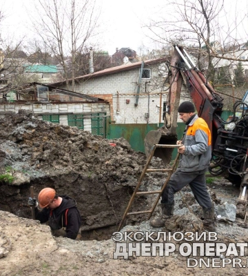 У Дніпрі у Соборному районі усувають подвійну аварію на водогоні