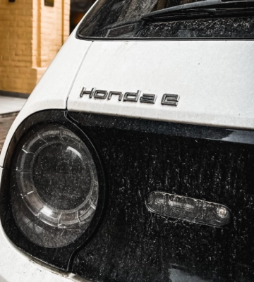 Електрокар Honda у ретро-стилі помічено на дорогах України (Фото)