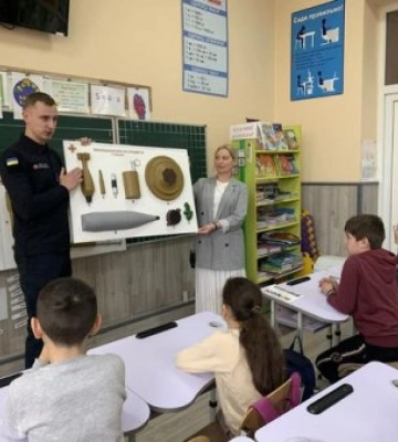 Рятувальники та вихователька безпеки зустрілись з учнями молодших класів спеціалізованої школи  міста Мукачева