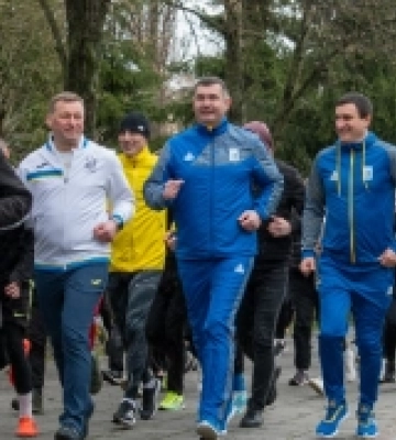 У Луцьку голова облради та депутати бігали на благодійному марафоні на підтримку ЗСУ. ФОТО