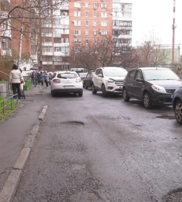 Мешканці будинків по провулку Рибальському в Полтаві скаржаться на «проїжджий двір»