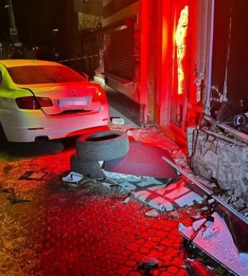 В Одесі авто пошкодило чотири машини та врізалося у стриптиз-клуб