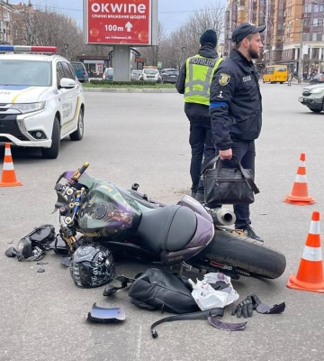 Мотоцикліста без документів, який побився з копами у Полтаві, взяли під варту