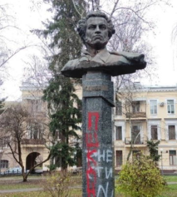 В Полтаві демонтують пам&#039;ятники Зигіну, Ватутіну та Пушкіну