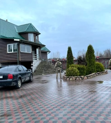 У Старому Селі сьогодні була велика облава: шукали бурштин і зброю