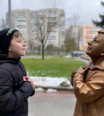 У Львові біля лікарні встановили скульптуру хлопчика, батькові якого пересадили легені