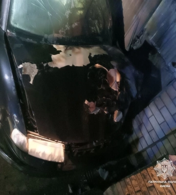 У Києві водій легковика напідпитку врізався у паркан: авто загорілось (ФОТО)