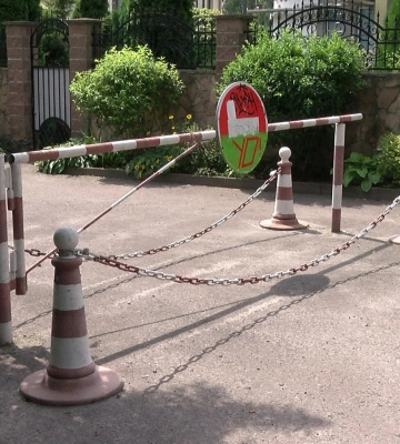 Шлагбаум на «приватній» вулиці в Рівному залишається