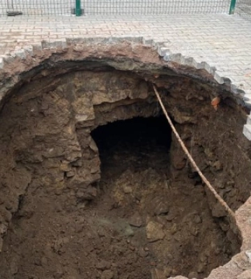 На Житомирщині у проваллі в центрі Звягеля виявили підземну споруду
