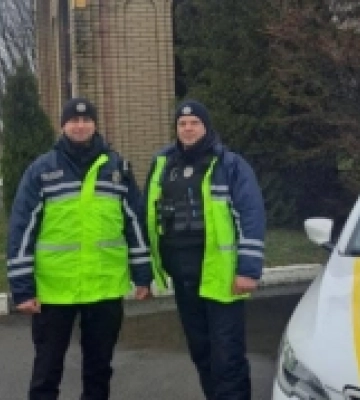 Дубенські патрульні допомогли турецькому волонтеру, який не встиг на автобус