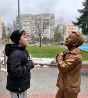 Во Львове установили скульптуру мальчика, который ждал под операционной папу: трогательные фото