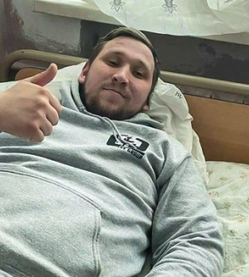 «Коли попи притисли мене до стіни, підійшли дві бабусі і вдарили по обличчю», – військовий Артур Ананьєв, якого побили в храмі