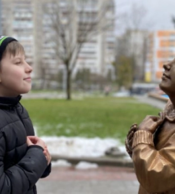 На подвір’ї лікарні у Львові відкрили скульптуру хлопчика, що з надією очікує (ФОТО)