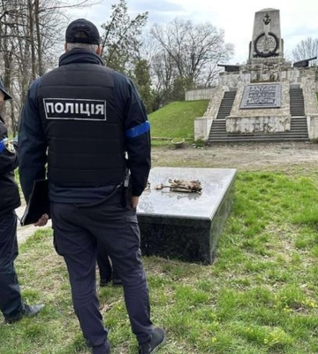 Вандали осквернили могилу Олександра Поля у Дніпрі