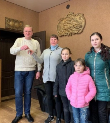 В Харьковской области многодетная семья получила ключи от жилого дома