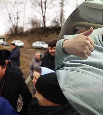 Попи притисли, а бабусі вдарили по обличчю, – боєць, на якого напали у храмі УПЦ МП