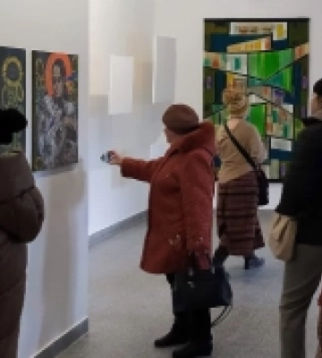 «Ми єднаємося мистецтвом»: у луцькій Галереї мистецтв відкрили Весняний салон 2023. ФОТО