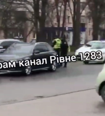 На Відінській у Рівному «поцілувалися» автомобілі (ВІДЕО)