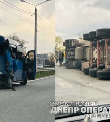 У передмісті Дніпра фура перекинулася і влетіла в мікроавтобус: відео моменту ДТП