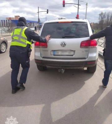 Дубенські патрульні штовхали авто водійці, в якої не заводився двигун