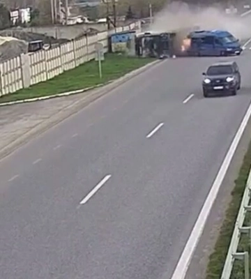 У передмісті Дніпра фура перекинулася і влетіла в мікроавтобус: відео моменту ДТП