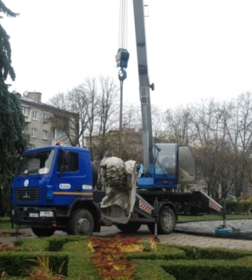 В Полтаве снесут памятники советским генералам и бюст Пушкина