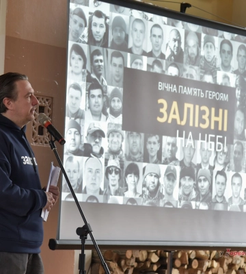 На залізничному вокзалі у Рівному читали вірші про війну та евакуацію ФОТО