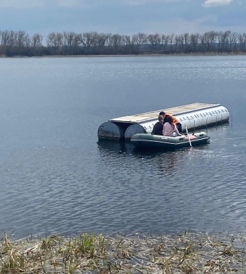 Хотіли зробити селфі, а опинилися посеред Ікви - на Рівненщині врятували двох дівчат (ФОТО)