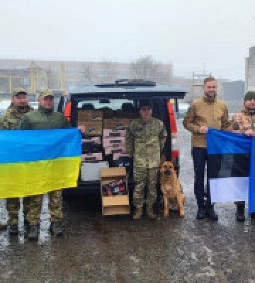 Службові собаки столичної поліції отримали від благодійників тонну корму та спеціальне взуття