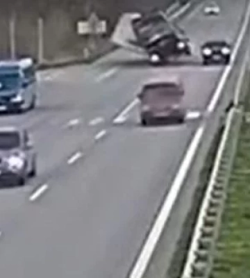 У передмісті Дніпра фура перекинулася і влетіла в мікроавтобус: відео моменту ДТП