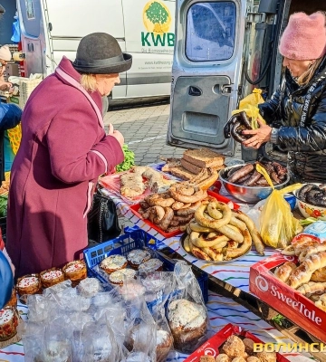 Святкові луцькі базари: паски, які стали крафінами, перець за ціною м’яса та часник по гривні. Фоторепортаж