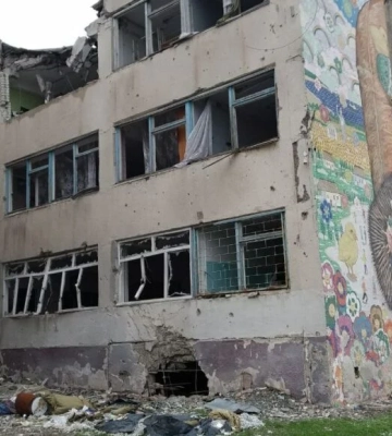 У Маріуполі російські війська пошкодили 90% шкіл