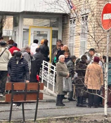 В Мелитополе горожане возмущены совковыми очередями и жалуются на Балицкого и Колоцьва путину 