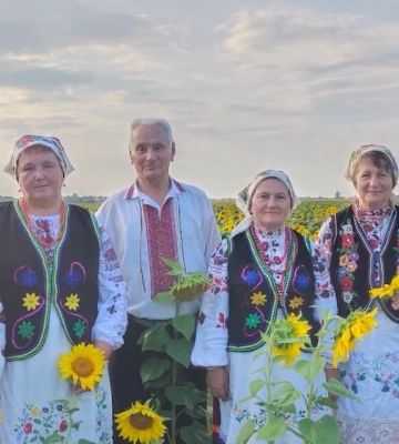 Волинський ансамбль із 93-річним артистом концертує селами і збирає гроші ЗСУ