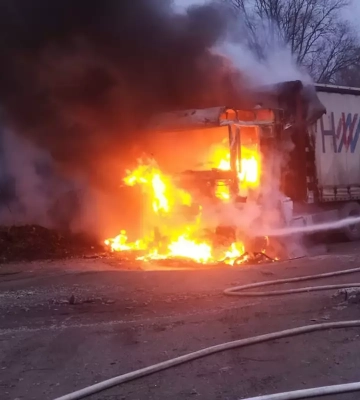 Гасили 5 пожежників: у Кам&amp;#039;янському загорілася вантажівка