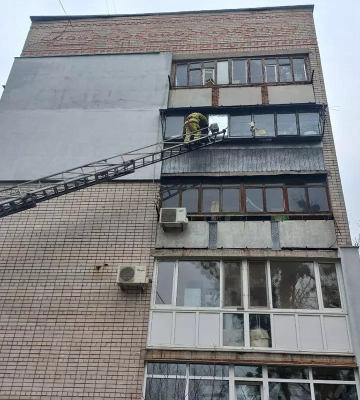 У Новомосковську дитина опинилася зачиненою в квартирі, викликали рятувальників