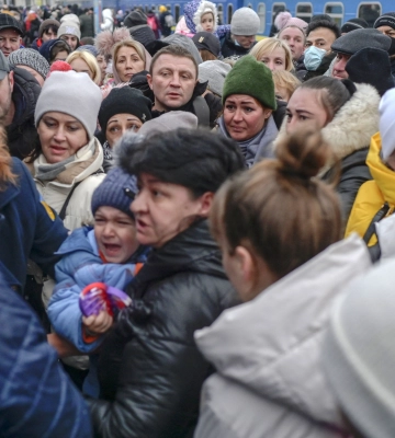 Опекунов лишат обязанностей: детей-сирот принудительно эвакуируют из Донбасса, — ВГА
