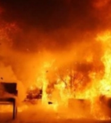 Під час гасіння пожежі у Рівненському районі надзвичайники врятували чоловіка з інвалідністю