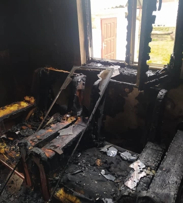 Дерев`яну хату на Поліссі гасили дві автоцистерни