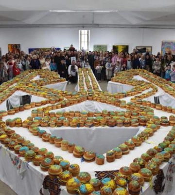 Новый рекорд: во Львове из 1000 куличей создали самый большой в Украине трезубец