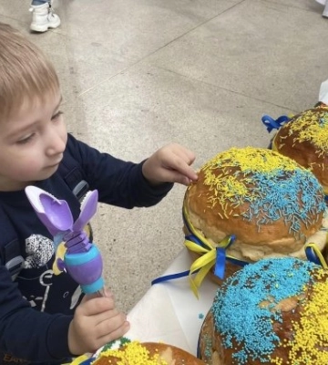 У Львові виклали величезний тризуб із тисячі пасок