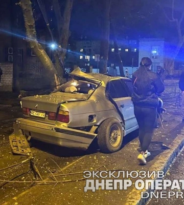 У Дніпрі на проспекті Хмельницького BMW влетів у дерево: є постраждалі