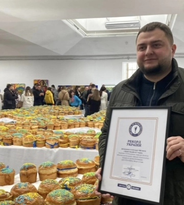 У Львові створили рекордно великий тризуб з 1000 великодніх пасок