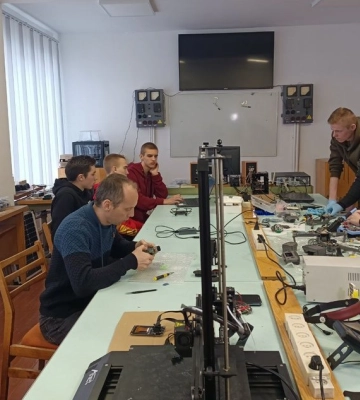 &quot;Робота – безперервна&quot;: у волинському виші ремонтують пошкоджені на війні безпілотники і тепловізори