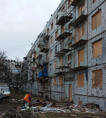 У Чугуєві продовжують відновлювати постраждалі від обстрілів РФ будинки 