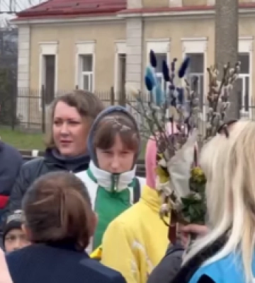 Евакуаційний потяг у Львові зустріли з вербою (ВІДЕО)