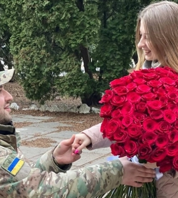 Приїхав на бронеавтомобілі: прикордонник освідчився своїй коханій (фото, відео)