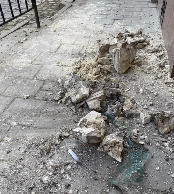 У Львові багатокілограмова брила ліпнини впала на тротуар